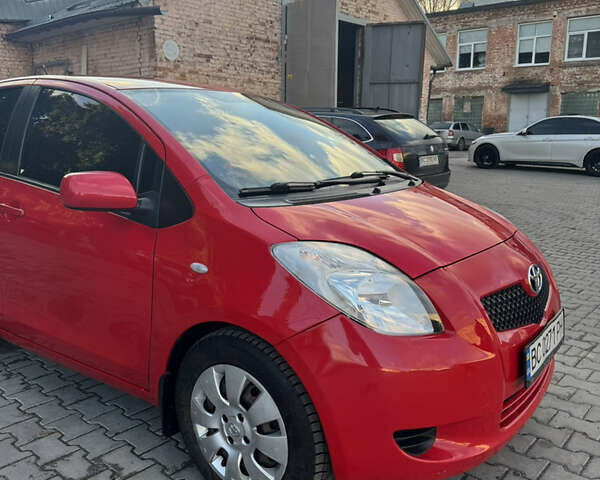 Красный Тойота Ярис, объемом двигателя 1.3 л и пробегом 121 тыс. км за 5800 $, фото 2 на Automoto.ua