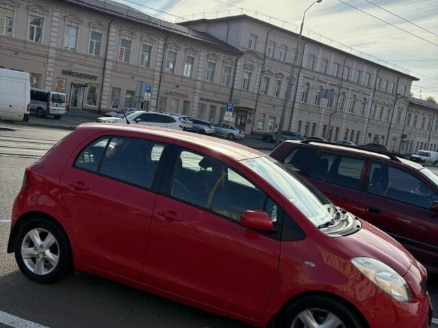 Красный Тойота Ярис, объемом двигателя 1.3 л и пробегом 95 тыс. км за 6500 $, фото 1 на Automoto.ua