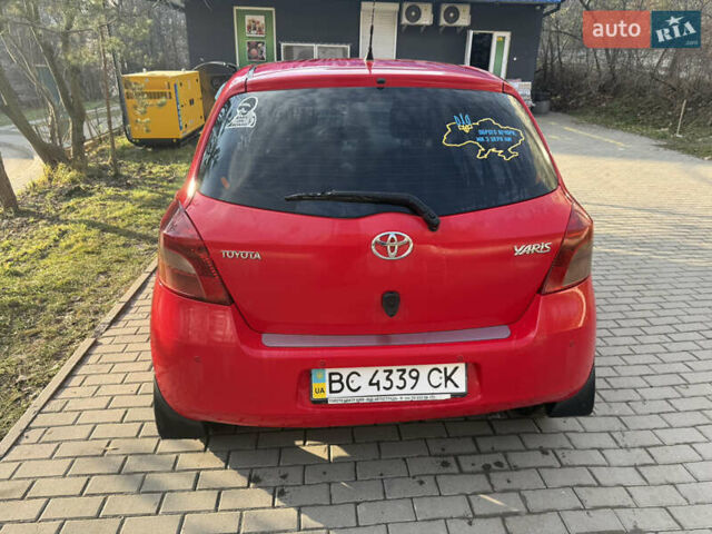 Красный Тойота Ярис, объемом двигателя 1.3 л и пробегом 158 тыс. км за 5200 $, фото 3 на Automoto.ua