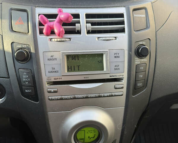 Красный Тойота Ярис, объемом двигателя 1.3 л и пробегом 158 тыс. км за 5200 $, фото 8 на Automoto.ua