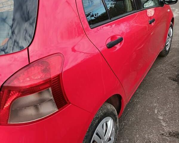 Красный Тойота Ярис, объемом двигателя 1 л и пробегом 214 тыс. км за 4700 $, фото 6 на Automoto.ua