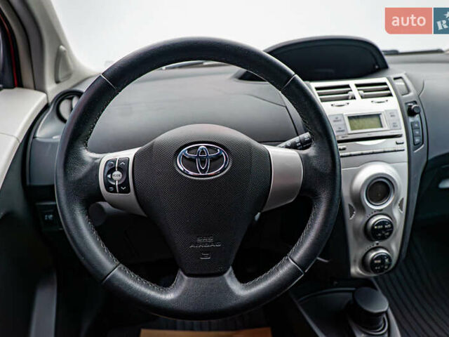 Красный Тойота Ярис, объемом двигателя 1.3 л и пробегом 186 тыс. км за 5425 $, фото 11 на Automoto.ua