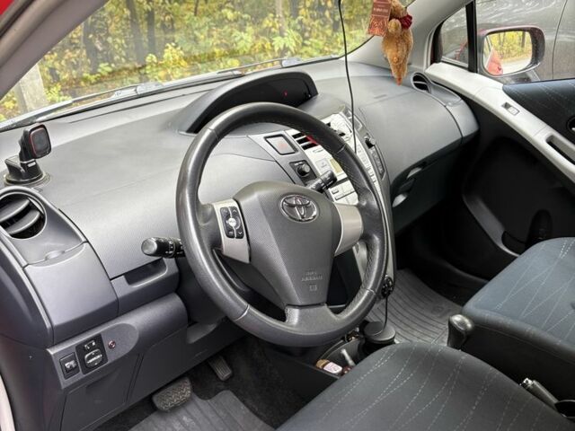 Красный Тойота Ярис, объемом двигателя 1.3 л и пробегом 95 тыс. км за 6500 $, фото 4 на Automoto.ua