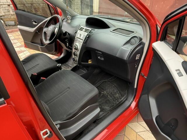 Красный Тойота Ярис, объемом двигателя 1.3 л и пробегом 142 тыс. км за 6000 $, фото 6 на Automoto.ua