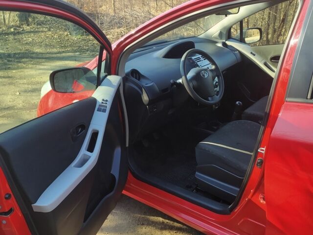 Красный Тойота Ярис, объемом двигателя 1 л и пробегом 190 тыс. км за 5200 $, фото 6 на Automoto.ua