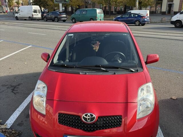 Красный Тойота Ярис, объемом двигателя 1.3 л и пробегом 95 тыс. км за 6500 $, фото 2 на Automoto.ua