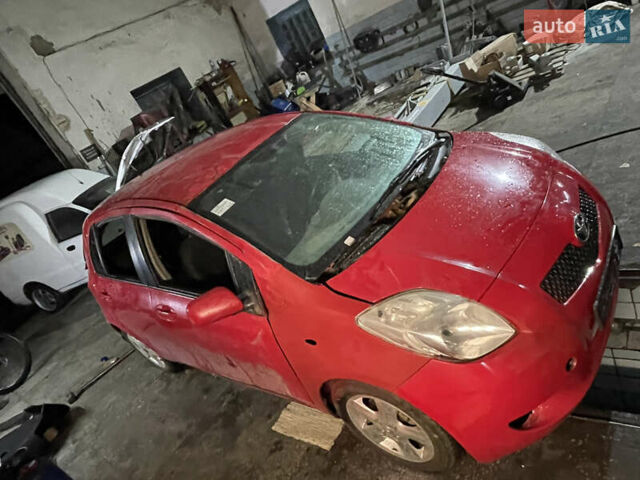 Красный Тойота Ярис, объемом двигателя 1.3 л и пробегом 200 тыс. км за 2400 $, фото 1 на Automoto.ua