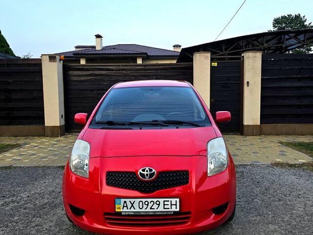 Красный Тойота Ярис, объемом двигателя 1.3 л и пробегом 161 тыс. км за 4750 $, фото 2 на Automoto.ua