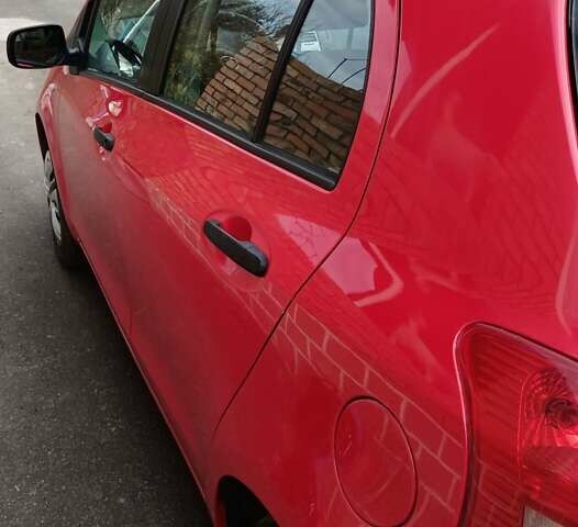 Красный Тойота Ярис, объемом двигателя 1 л и пробегом 214 тыс. км за 4700 $, фото 3 на Automoto.ua