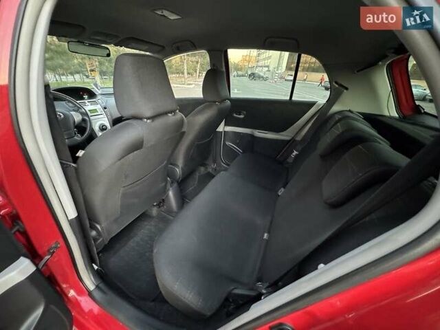 Красный Тойота Ярис, объемом двигателя 1.3 л и пробегом 140 тыс. км за 5900 $, фото 13 на Automoto.ua