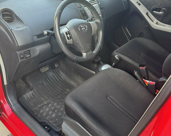 Красный Тойота Ярис, объемом двигателя 1.3 л и пробегом 121 тыс. км за 5800 $, фото 9 на Automoto.ua