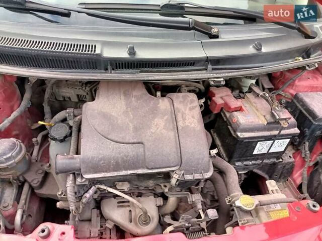 Красный Тойота Ярис, объемом двигателя 1 л и пробегом 214 тыс. км за 4700 $, фото 1 на Automoto.ua