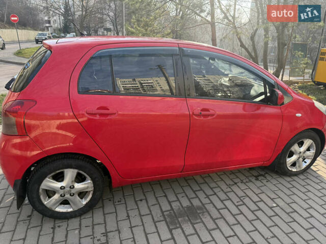 Красный Тойота Ярис, объемом двигателя 1.3 л и пробегом 158 тыс. км за 5200 $, фото 2 на Automoto.ua