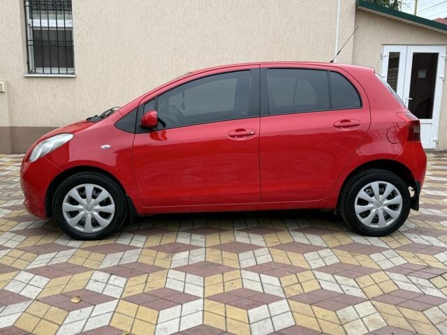 Красный Тойота Ярис, объемом двигателя 1.3 л и пробегом 142 тыс. км за 6000 $, фото 1 на Automoto.ua