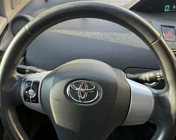 Красный Тойота Ярис, объемом двигателя 1.3 л и пробегом 158 тыс. км за 5200 $, фото 7 на Automoto.ua