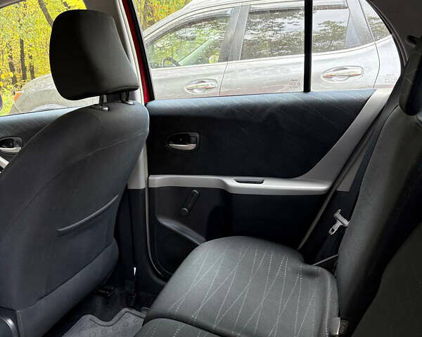 Красный Тойота Ярис, объемом двигателя 1.3 л и пробегом 95 тыс. км за 6500 $, фото 5 на Automoto.ua