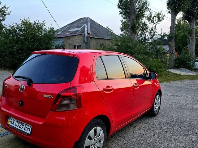 Красный Тойота Ярис, объемом двигателя 1.3 л и пробегом 161 тыс. км за 4750 $, фото 1 на Automoto.ua