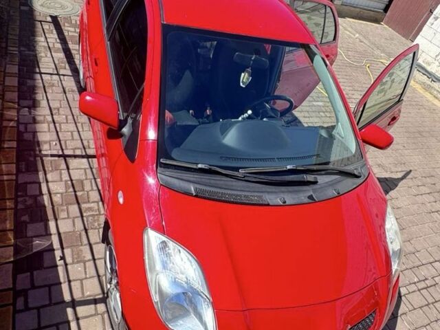 Красный Тойота Ярис, объемом двигателя 0 л и пробегом 95 тыс. км за 5700 $, фото 1 на Automoto.ua