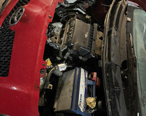 Красный Тойота Ярис, объемом двигателя 1.3 л и пробегом 200 тыс. км за 2400 $, фото 5 на Automoto.ua