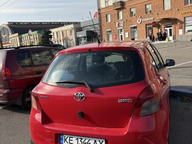 Красный Тойота Ярис, объемом двигателя 1.3 л и пробегом 95 тыс. км за 6500 $, фото 3 на Automoto.ua