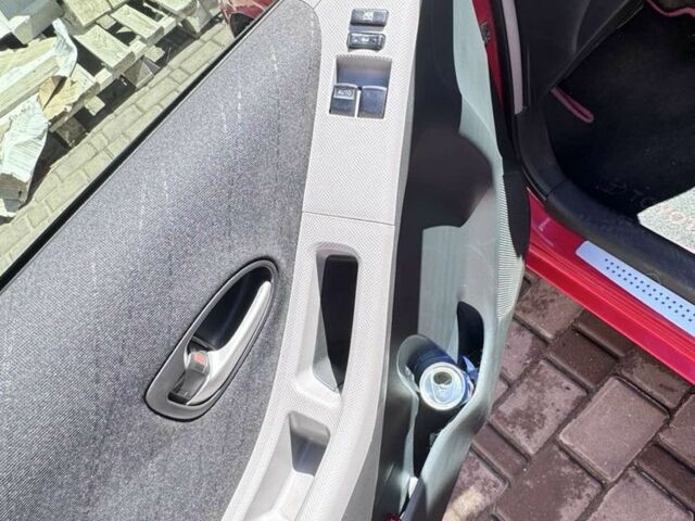 Красный Тойота Ярис, объемом двигателя 0 л и пробегом 95 тыс. км за 5700 $, фото 3 на Automoto.ua