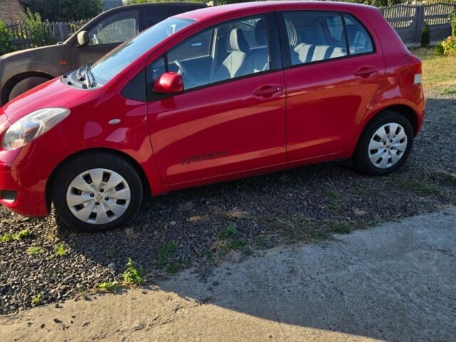 Красный Тойота Ярис, объемом двигателя 1.3 л и пробегом 219 тыс. км за 4700 $, фото 2 на Automoto.ua