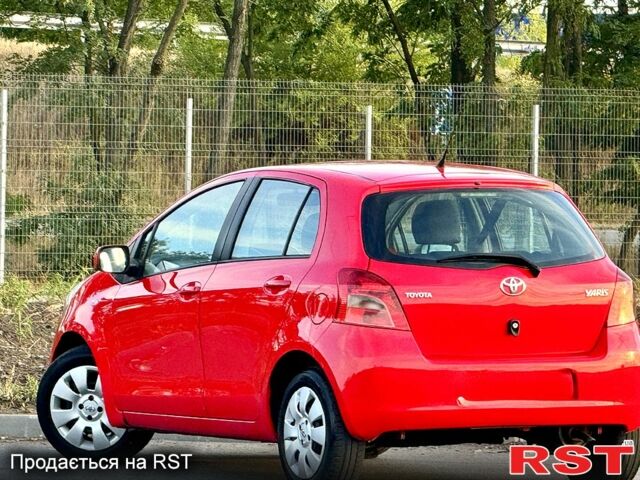 Красный Тойота Ярис, объемом двигателя 1 л и пробегом 117 тыс. км за 5750 $, фото 1 на Automoto.ua