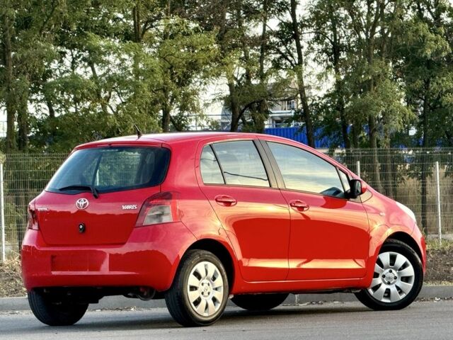 Красный Тойота Ярис, объемом двигателя 1 л и пробегом 117 тыс. км за 5750 $, фото 2 на Automoto.ua