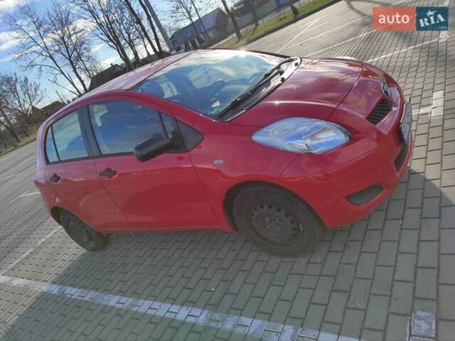 Красный Тойота Ярис, объемом двигателя 1 л и пробегом 43 тыс. км за 4800 $, фото 2 на Automoto.ua