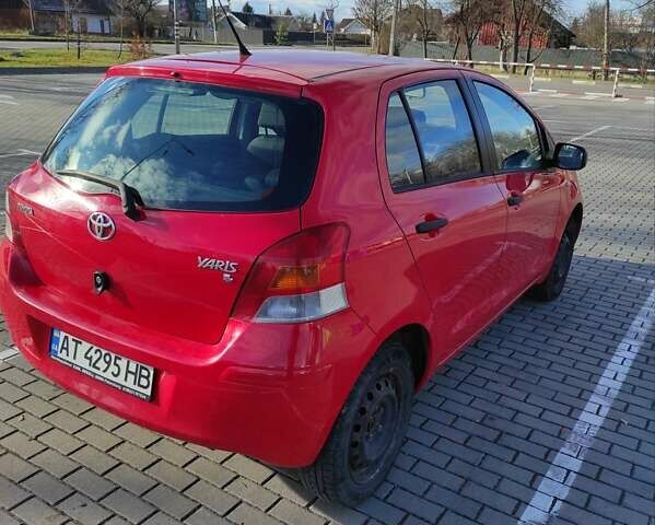 Красный Тойота Ярис, объемом двигателя 1 л и пробегом 43 тыс. км за 4800 $, фото 3 на Automoto.ua
