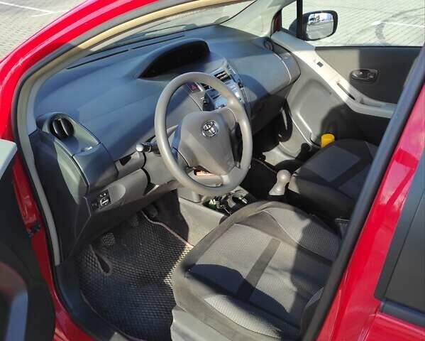 Красный Тойота Ярис, объемом двигателя 1 л и пробегом 43 тыс. км за 4800 $, фото 8 на Automoto.ua