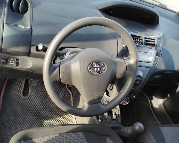 Красный Тойота Ярис, объемом двигателя 1 л и пробегом 43 тыс. км за 4800 $, фото 7 на Automoto.ua