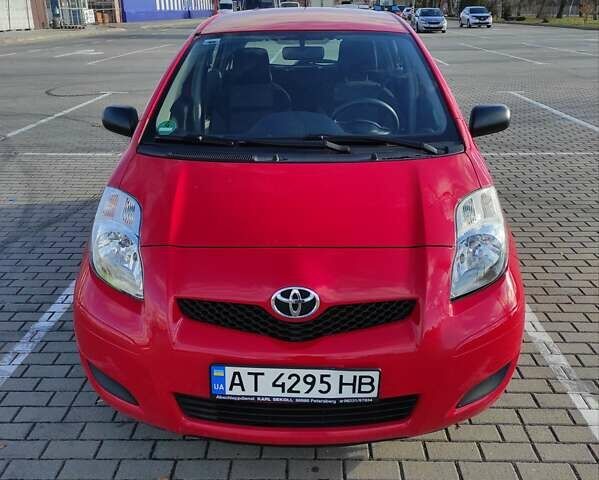 Красный Тойота Ярис, объемом двигателя 1 л и пробегом 43 тыс. км за 4800 $, фото 1 на Automoto.ua