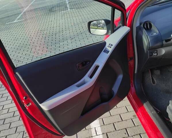 Красный Тойота Ярис, объемом двигателя 1 л и пробегом 43 тыс. км за 4800 $, фото 10 на Automoto.ua