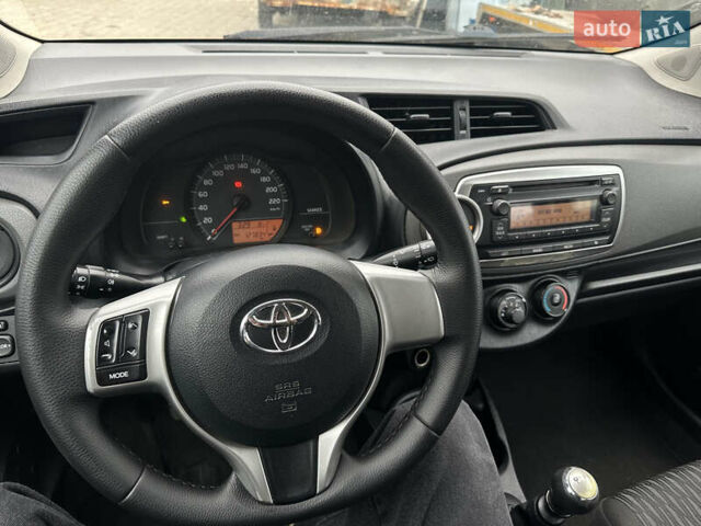 Червоний Тойота Яріс, об'ємом двигуна 1.36 л та пробігом 127 тис. км за 5950 $, фото 10 на Automoto.ua