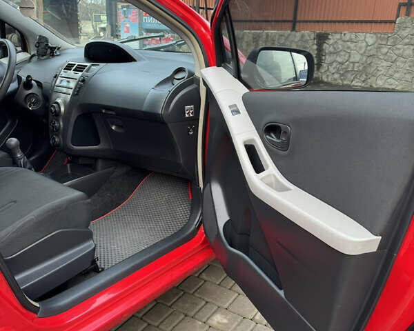 Червоний Тойота Яріс, об'ємом двигуна 1 л та пробігом 168 тис. км за 5700 $, фото 13 на Automoto.ua