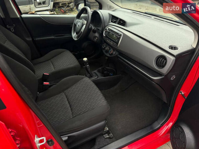 Червоний Тойота Яріс, об'ємом двигуна 1.36 л та пробігом 127 тис. км за 6300 $, фото 9 на Automoto.ua