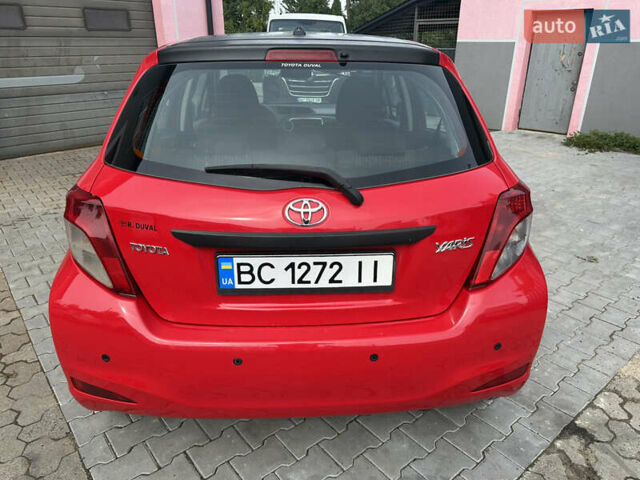 Красный Тойота Ярис, объемом двигателя 1.36 л и пробегом 127 тыс. км за 6300 $, фото 4 на Automoto.ua