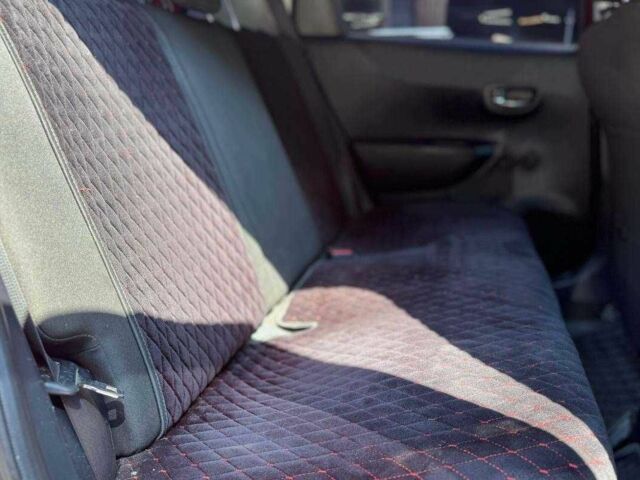 Красный Тойота Ярис, объемом двигателя 1.4 л и пробегом 269 тыс. км за 7600 $, фото 15 на Automoto.ua