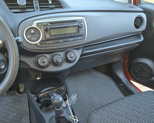 Красный Тойота Ярис, объемом двигателя 1 л и пробегом 108 тыс. км за 9879 $, фото 8 на Automoto.ua