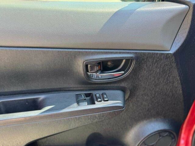 Красный Тойота Ярис, объемом двигателя 1.4 л и пробегом 269 тыс. км за 7600 $, фото 6 на Automoto.ua