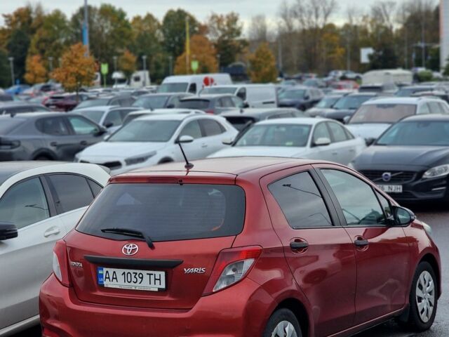 Красный Тойота Ярис, объемом двигателя 1.3 л и пробегом 210 тыс. км за 7200 $, фото 1 на Automoto.ua