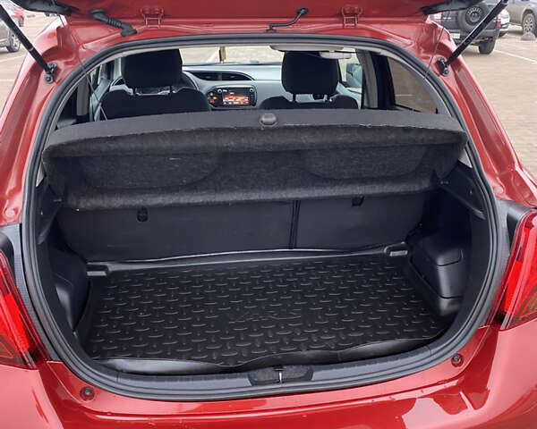 Червоний Тойота Яріс, об'ємом двигуна 1.33 л та пробігом 115 тис. км за 11700 $, фото 6 на Automoto.ua