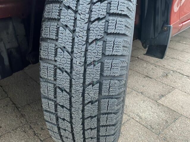 Червоний Тойота Яріс, об'ємом двигуна 1.3 л та пробігом 115 тис. км за 11700 $, фото 3 на Automoto.ua