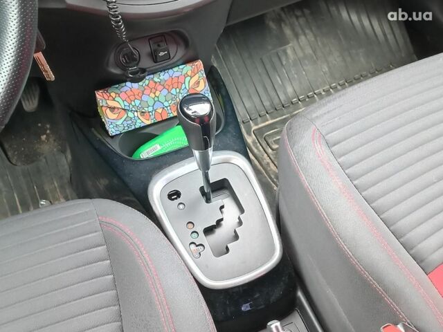 Червоний Тойота Яріс, об'ємом двигуна 1.3 л та пробігом 88 тис. км за 10440 $, фото 16 на Automoto.ua