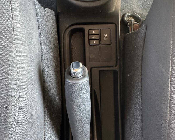 Тойота Ярис, объемом двигателя 1.4 л и пробегом 183 тыс. км за 7500 $, фото 18 на Automoto.ua