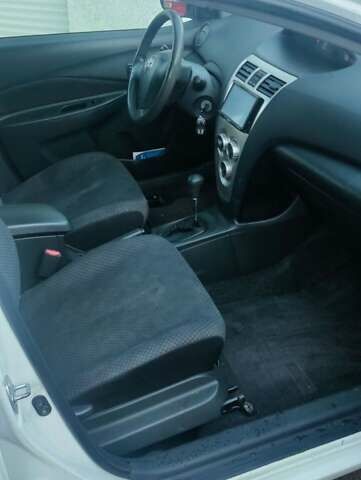 Тойота Ярис, объемом двигателя 1.5 л и пробегом 116 тыс. км за 5600 $, фото 4 на Automoto.ua