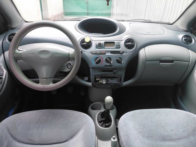 Желтый Тойота Ярис, объемом двигателя 1 л и пробегом 320 тыс. км за 2700 $, фото 6 на Automoto.ua