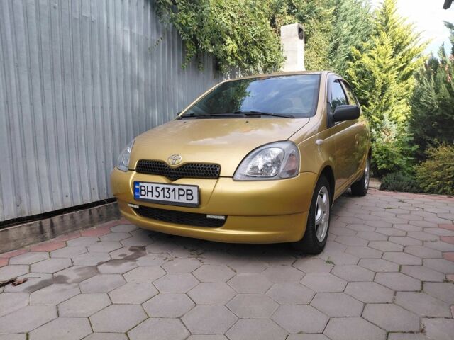 Желтый Тойота Ярис, объемом двигателя 1 л и пробегом 320 тыс. км за 2700 $, фото 1 на Automoto.ua
