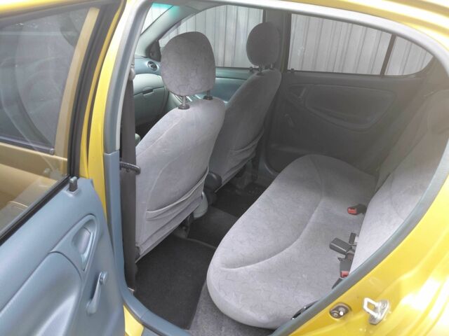 Желтый Тойота Ярис, объемом двигателя 1 л и пробегом 320 тыс. км за 2700 $, фото 5 на Automoto.ua